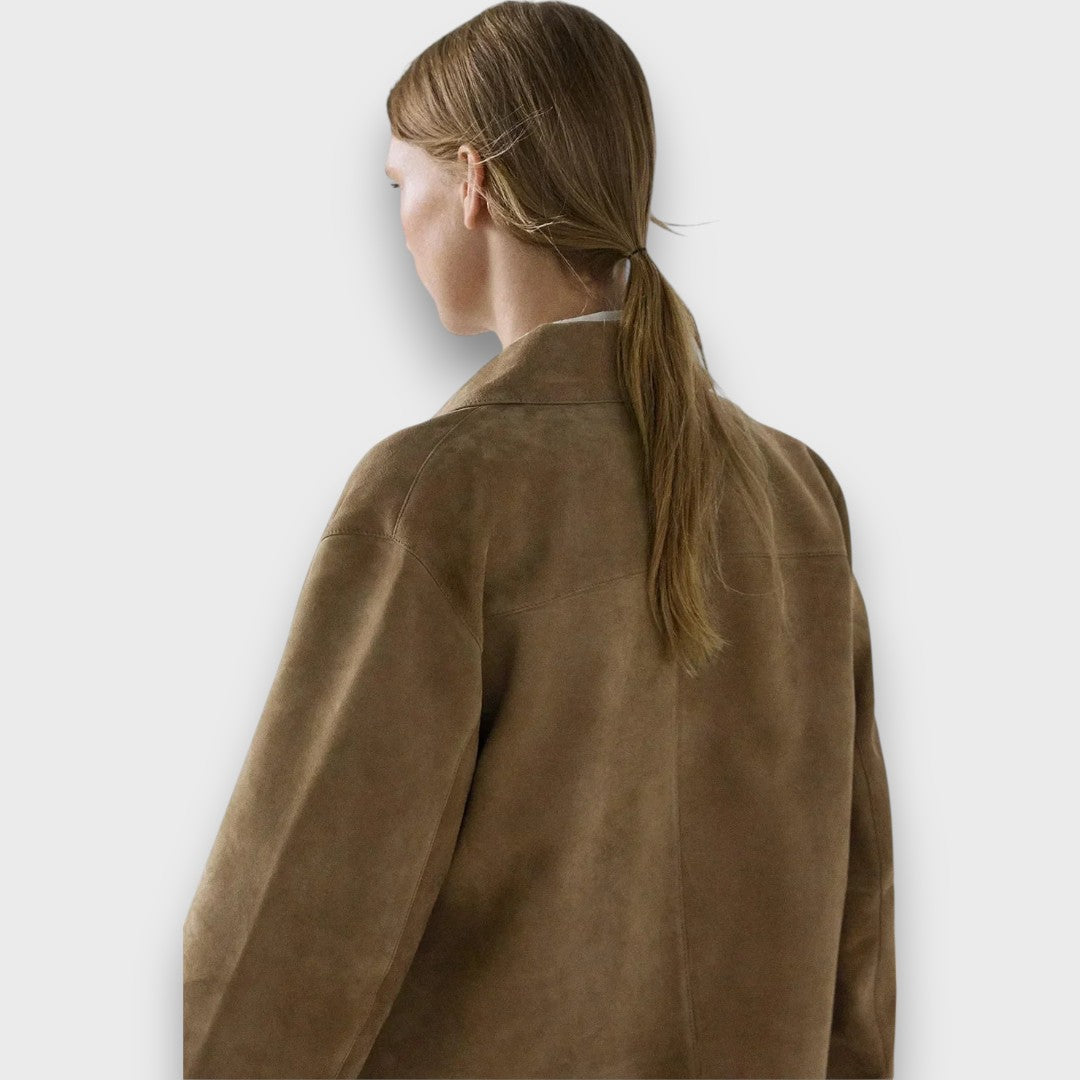 Naomi – Elegante suede jas met klassieke snit