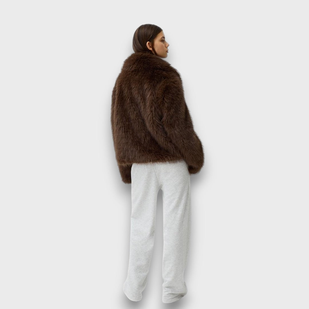 Illia – Korte synthetische bontjas met oversized kraag