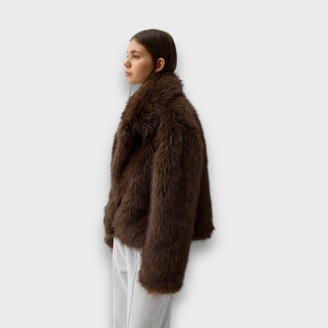 Illia – Korte synthetische bontjas met oversized kraag