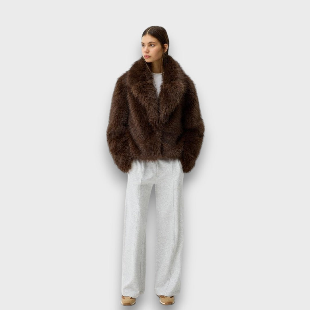 Illia – Korte synthetische bontjas met oversized kraag