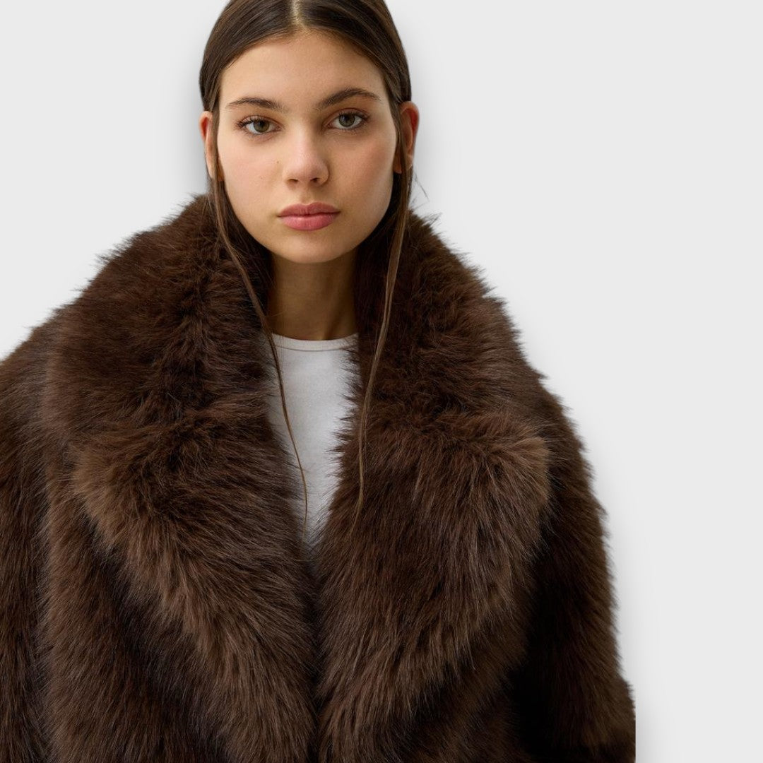 Illia – Korte synthetische bontjas met oversized kraag