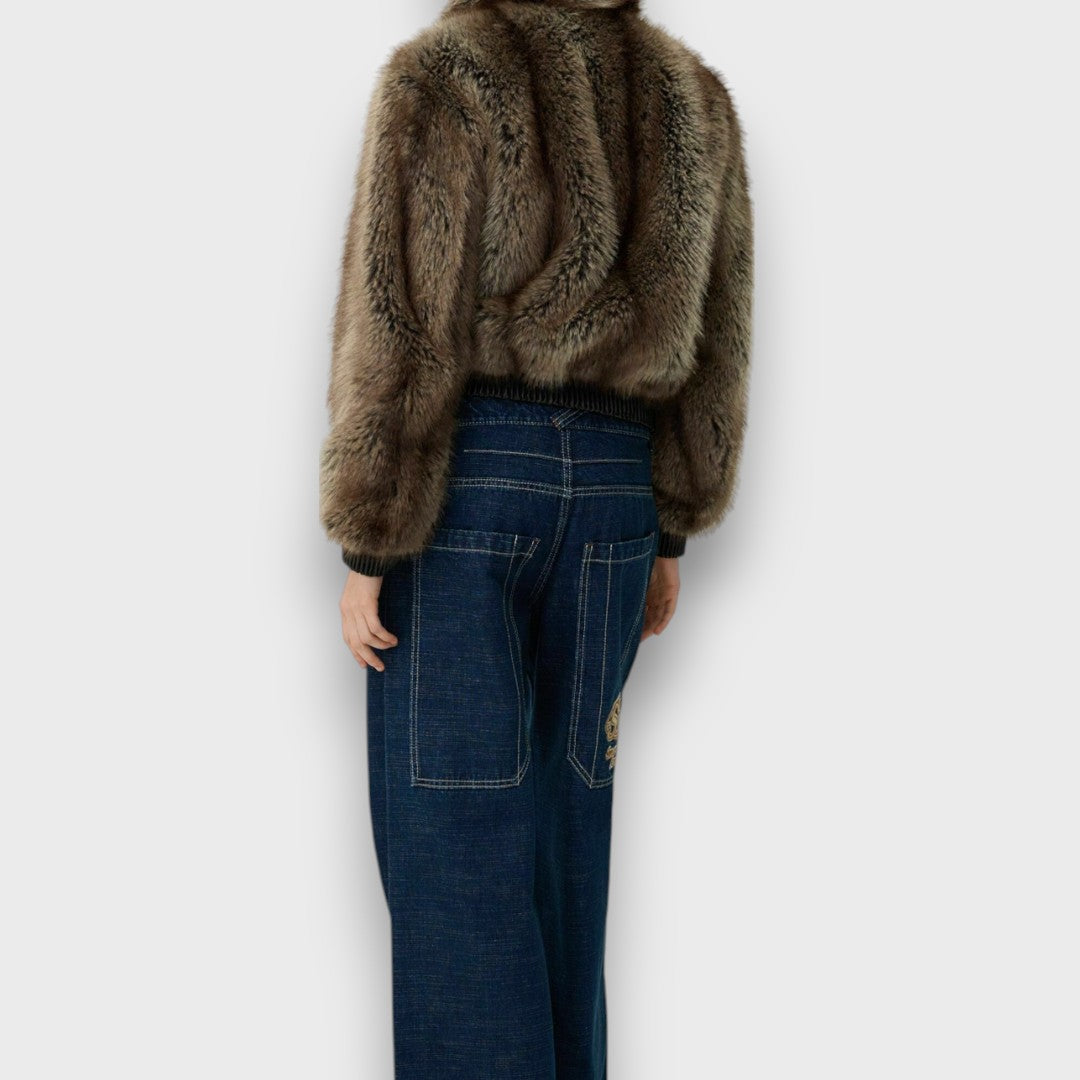 Amelia – Korte jas van synthetische bont met een urban chic