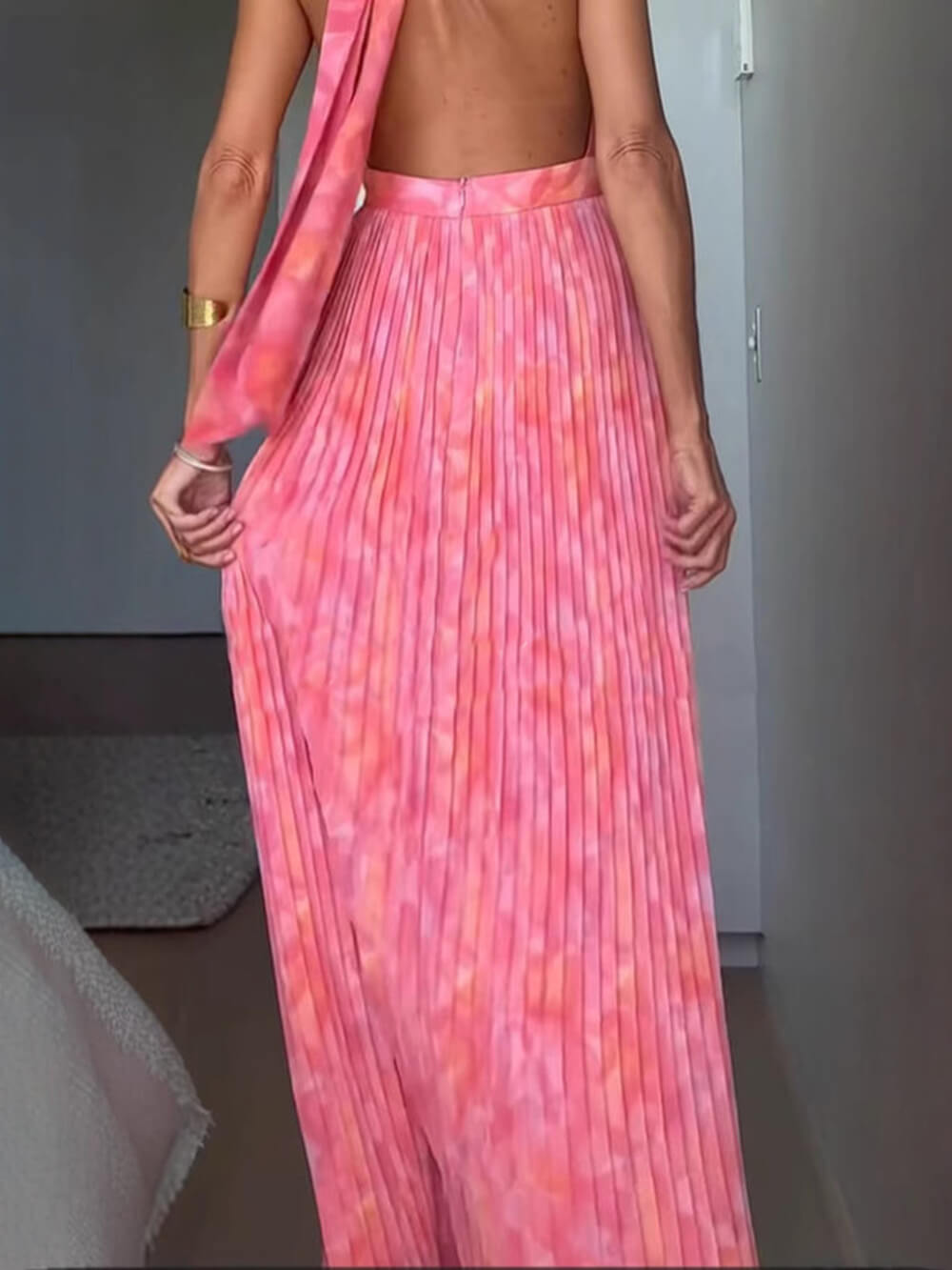 Koelman | Halter V‑Hals Plissé Jurk met Open Rug – Licht, Elegant & Perfect voor Elke Zomeravond