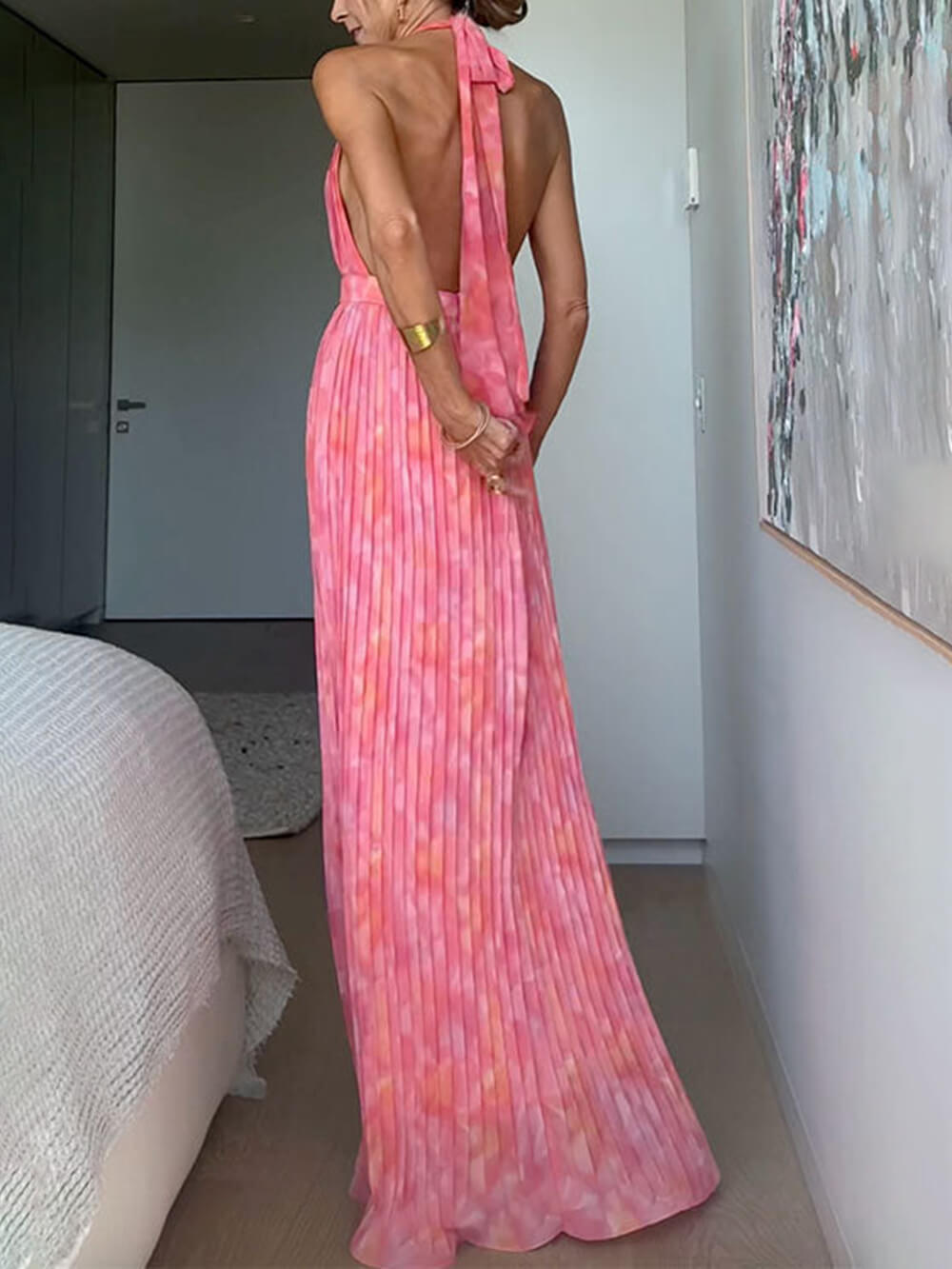 Koelman | Halter V‑Hals Plissé Jurk met Open Rug – Licht, Elegant & Perfect voor Elke Zomeravond