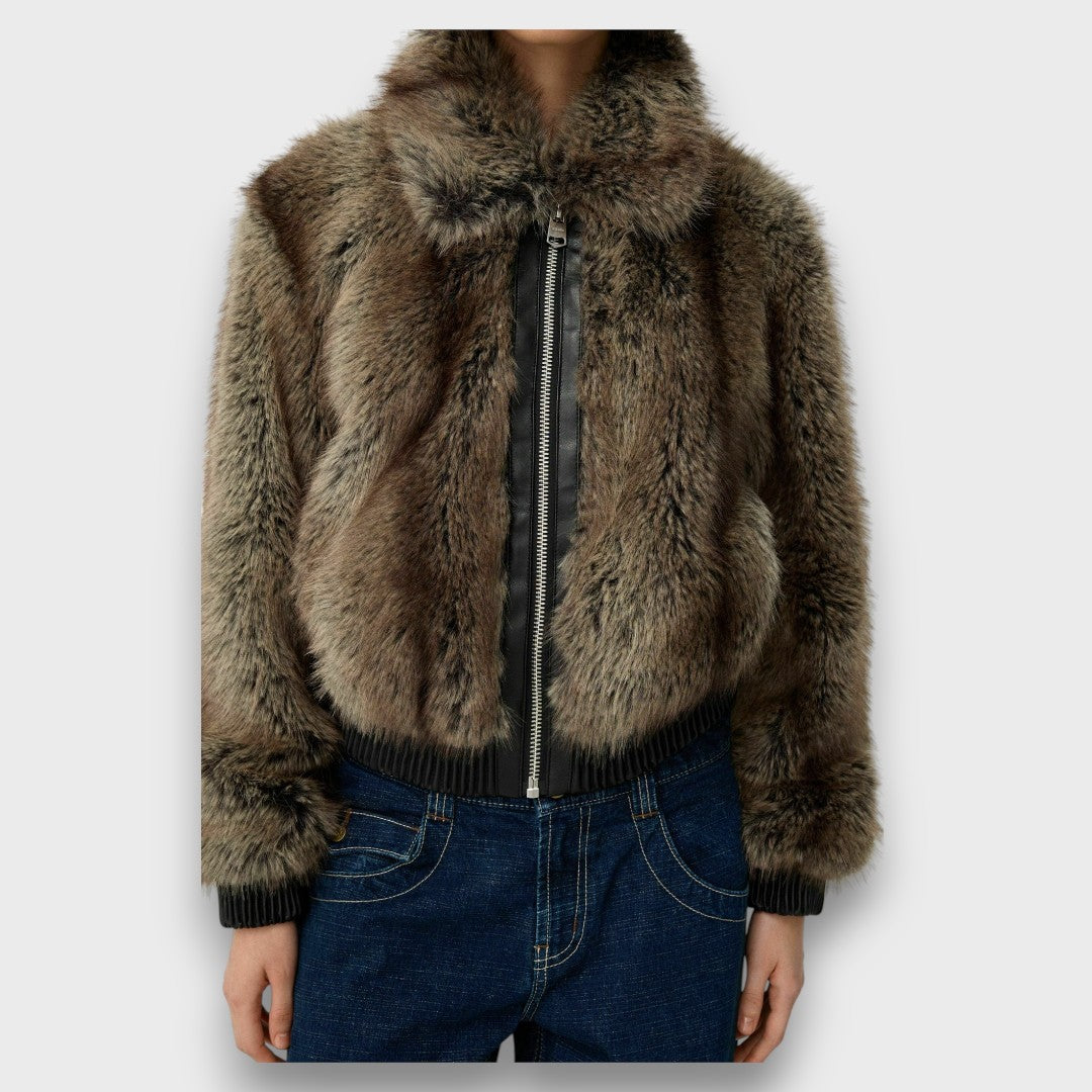 Amelia – Korte jas van synthetische bont met een urban chic