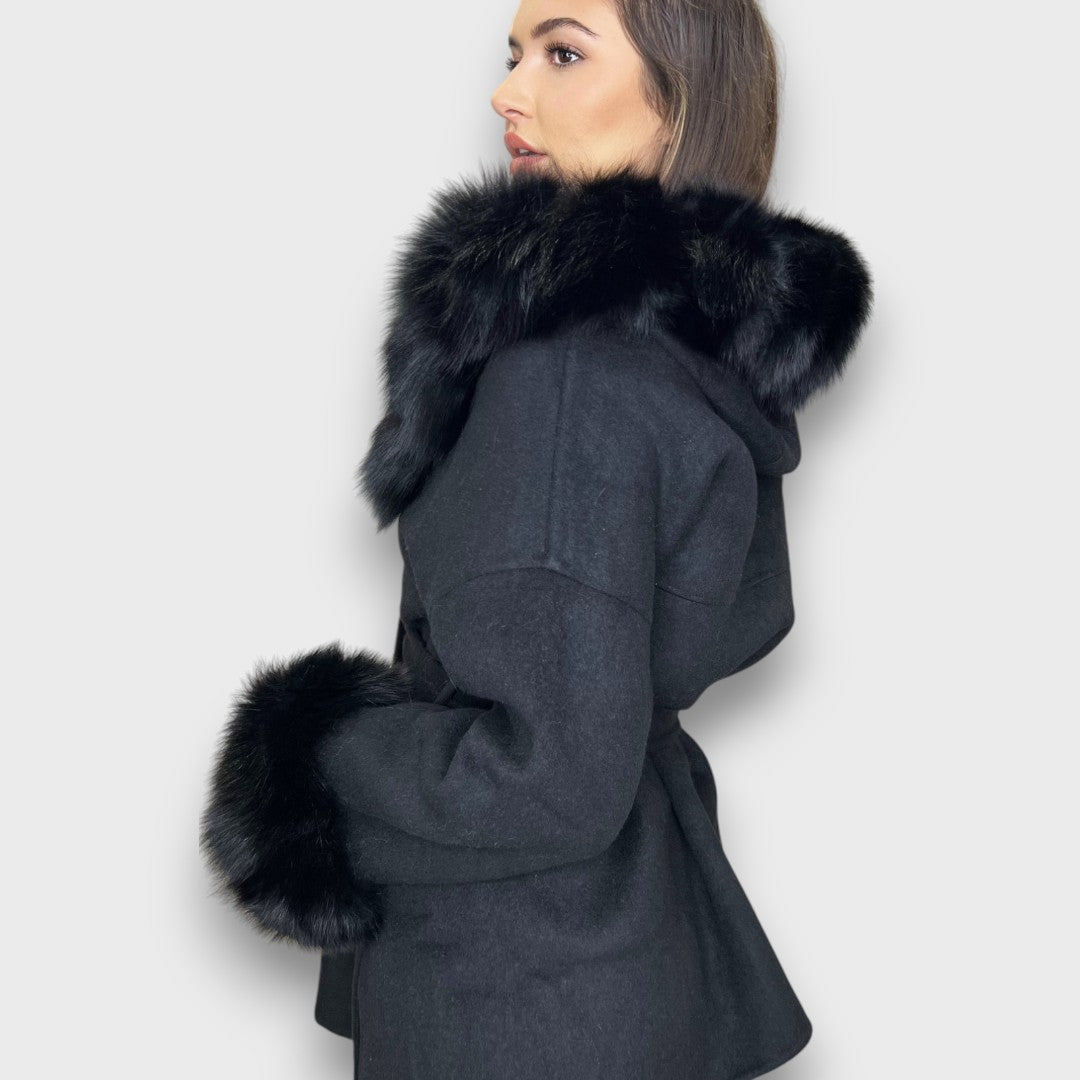 Cartelle – Cashmere jas met capuchon en details in bont