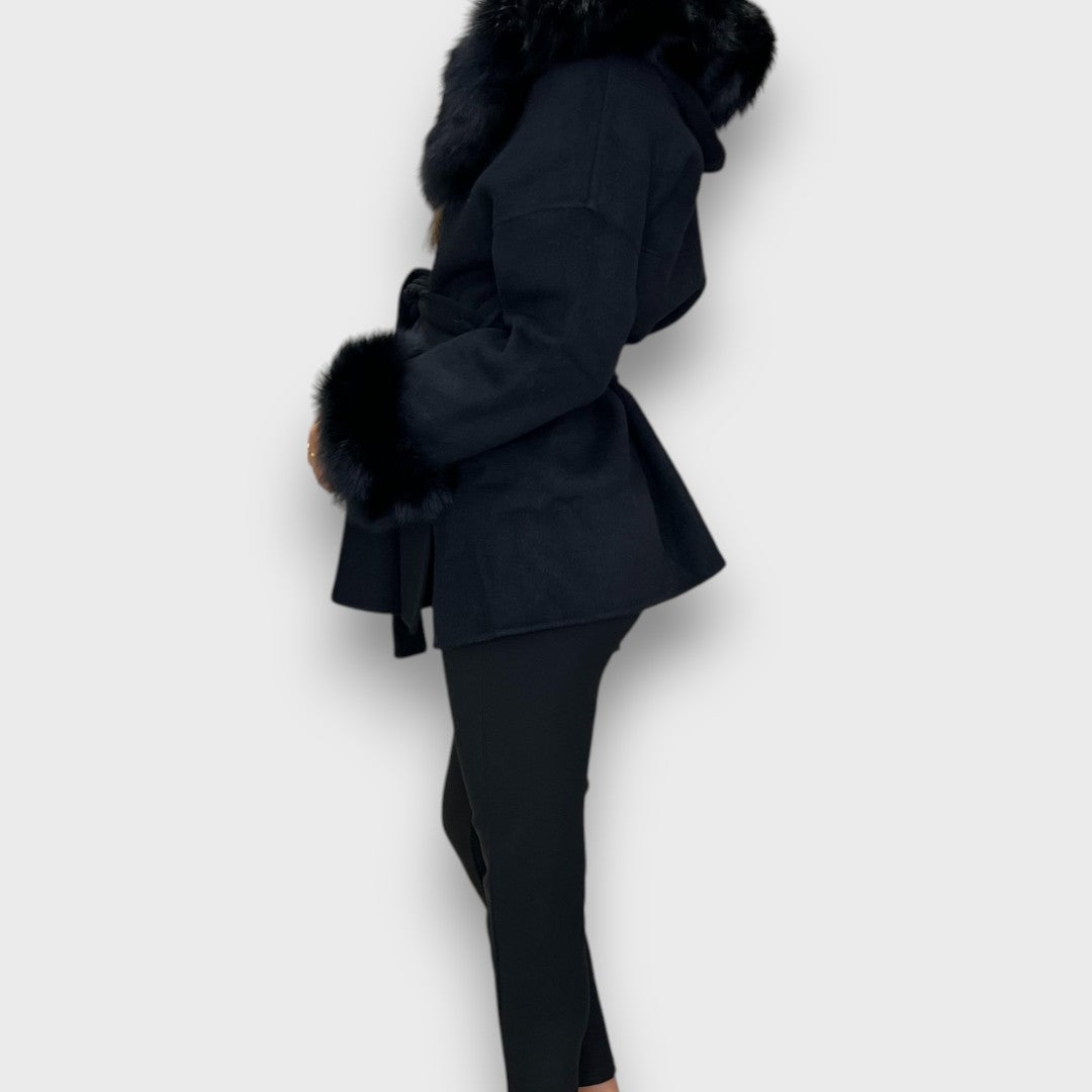 Cartelle – Cashmere jas met capuchon en details in bont