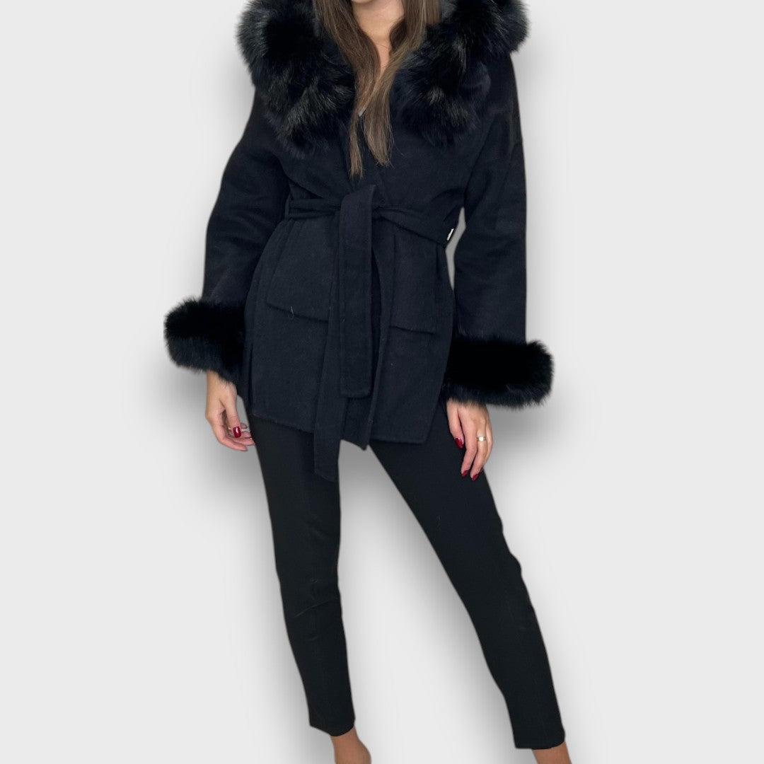 Cartelle – Cashmere jas met capuchon en details in bont