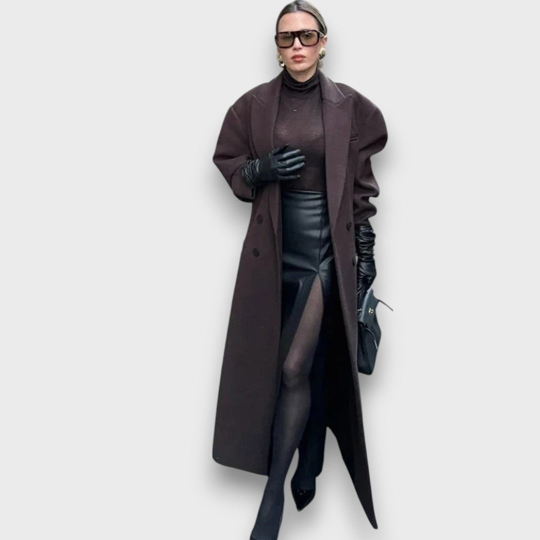Oslaine – Maximalistisch wollenjas met een mannelijke silhouette