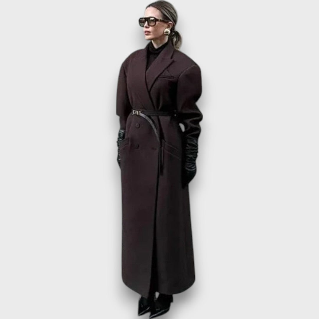 Oslaine – Maximalistisch wollenjas met een mannelijke silhouette