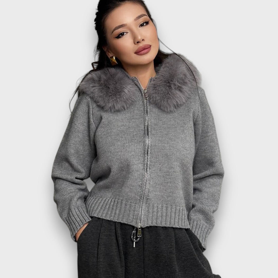 Alisanne – Gebreide jas met rits en kraag van faux fur