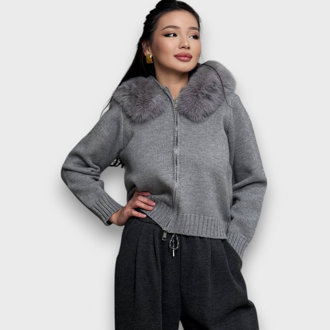 Alisanne – Gebreide jas met rits en kraag van faux fur