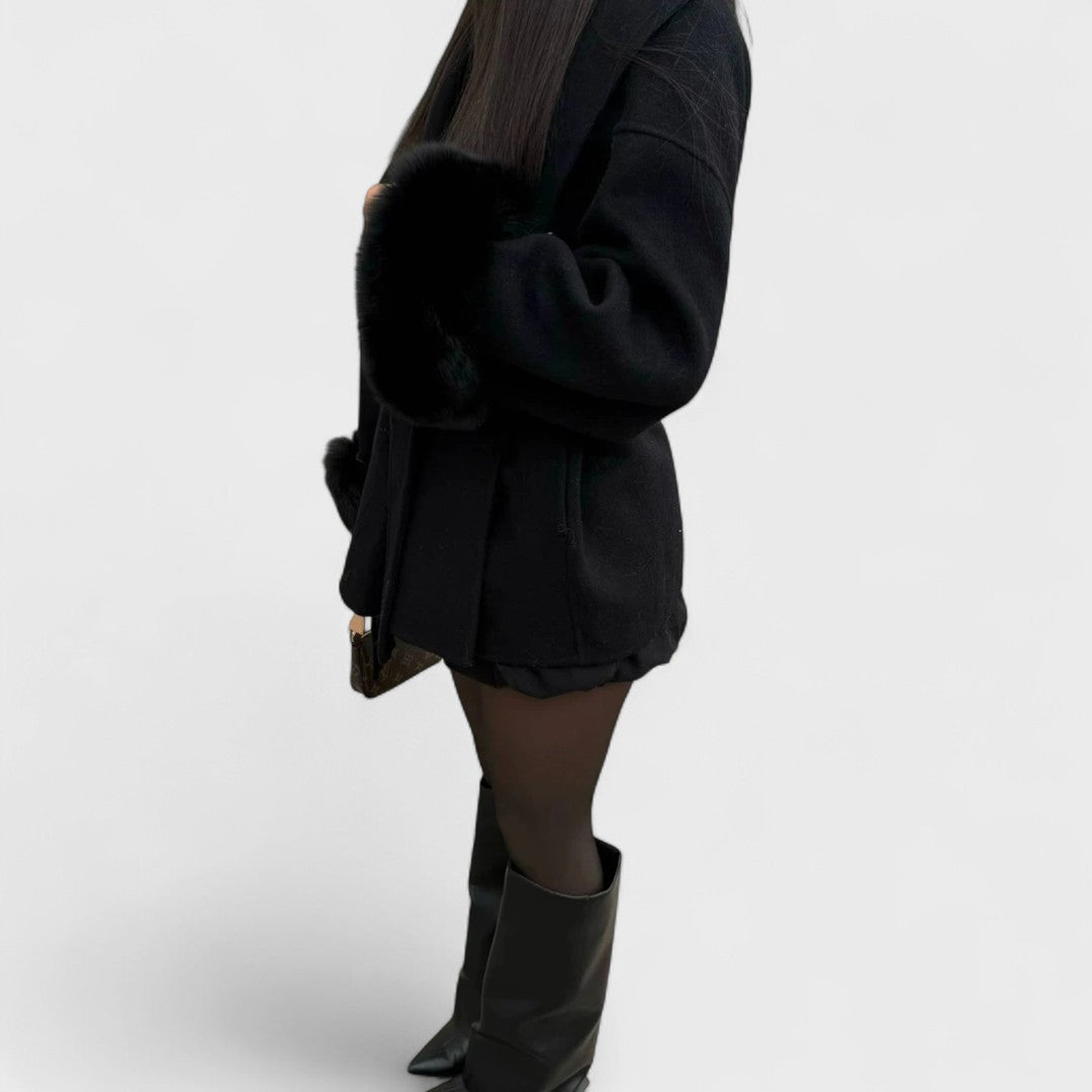 Woolcat – Elegante jas met details in vegan bont