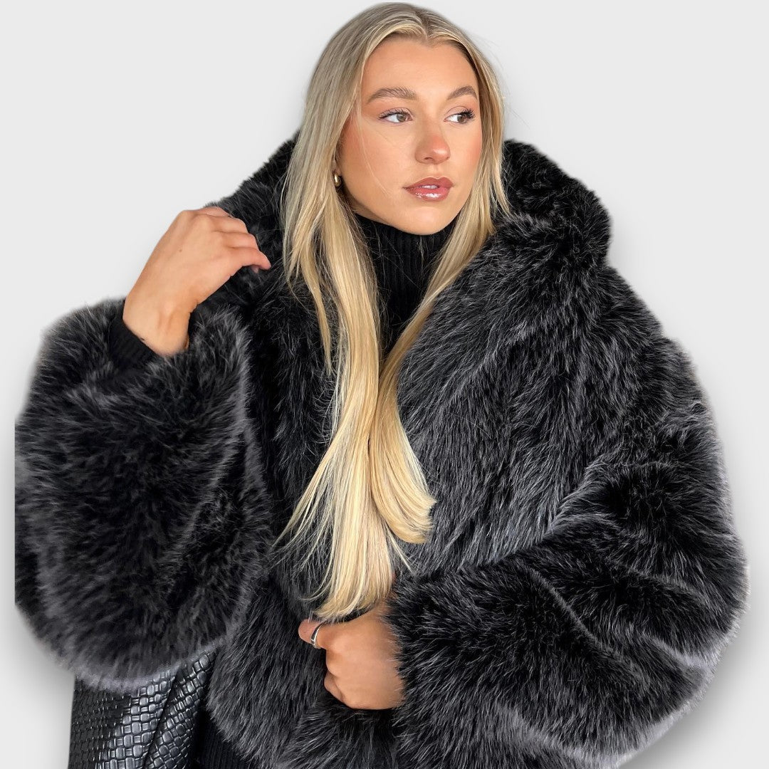 Leyana – Oversized jas van synthetische bont met capuchon in rookgrijs