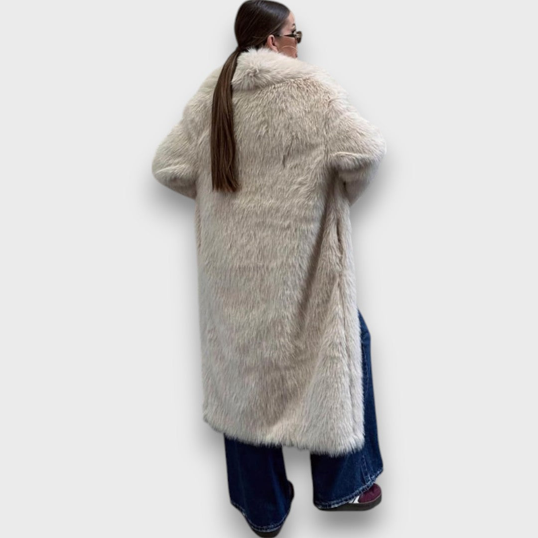 Liviane – Maxi jas van synthetische bont met couture flair