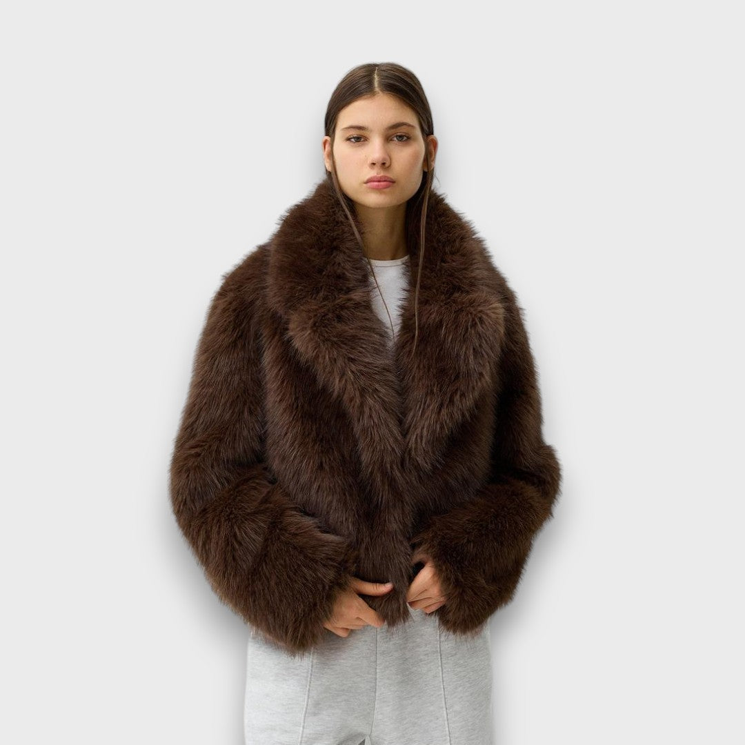 Illia – Korte synthetische bontjas met oversized kraag