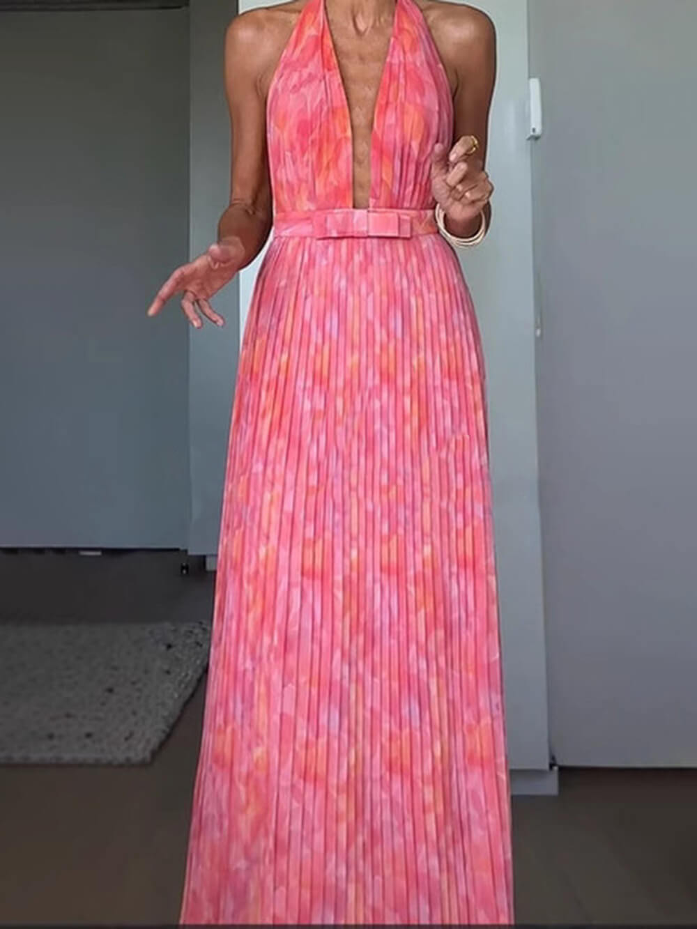 Koelman | Halter V‑Hals Plissé Jurk met Open Rug – Licht, Elegant & Perfect voor Elke Zomeravond