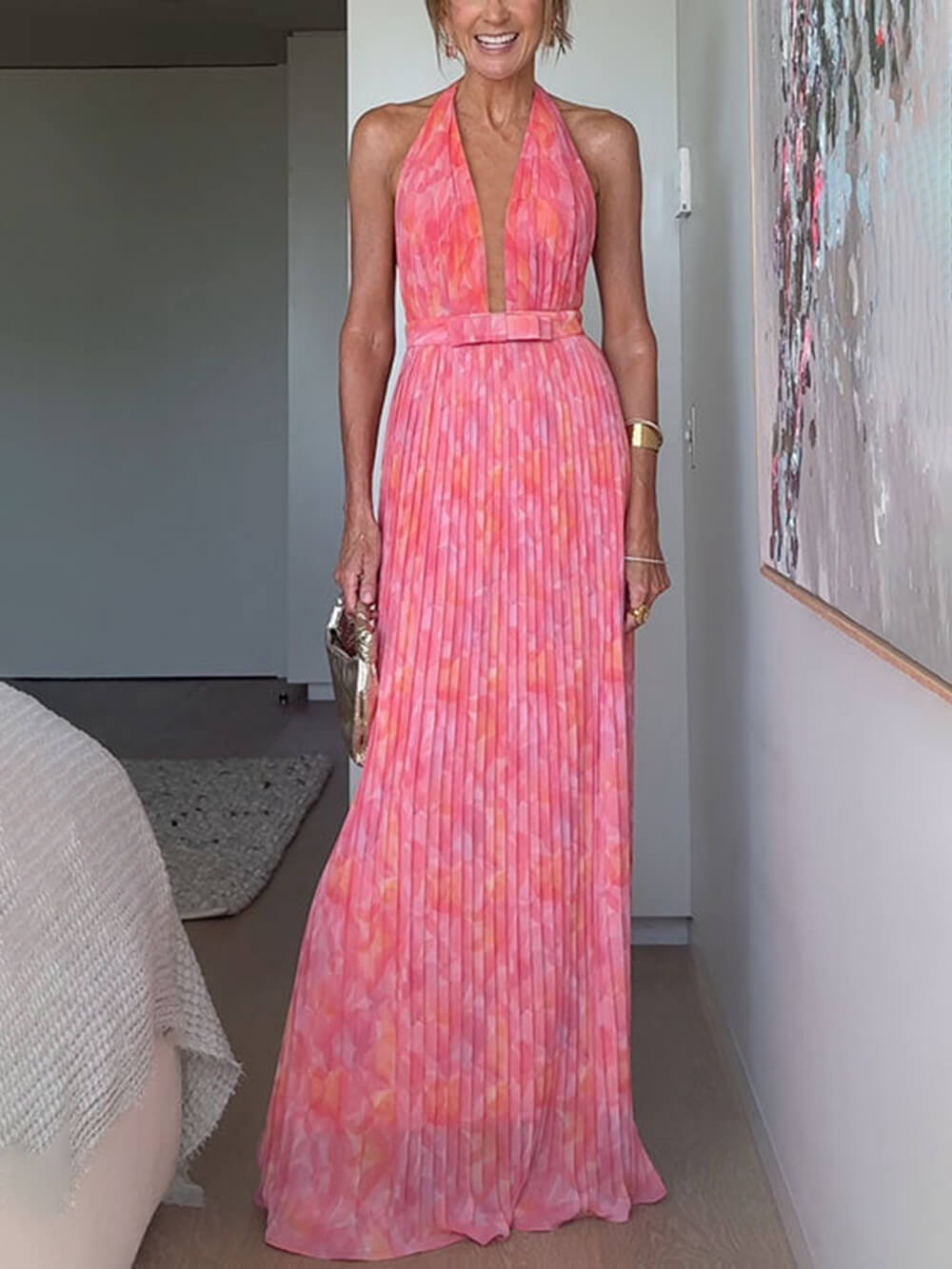 Koelman | Halter V‑Hals Plissé Jurk met Open Rug – Licht, Elegant & Perfect voor Elke Zomeravond